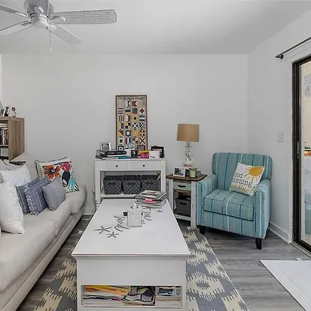 Cozy 2-Bedroom Apartment Near The Water